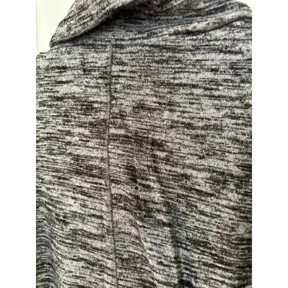 Tahari Women’s size Medium Sweater - Picture 7 of 7